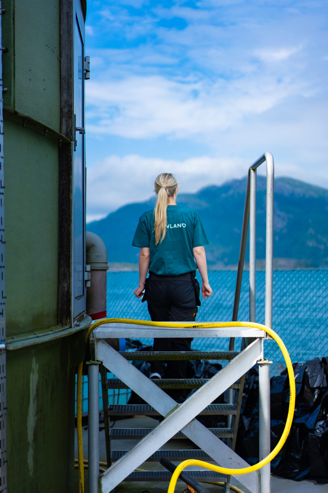 Havland produksjon Arbeider vedsiden av tanker ute med utstikt